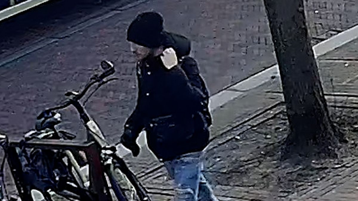 Capuchon op en de fiets is foetsie, wie is deze e-bikedief in Deventer?