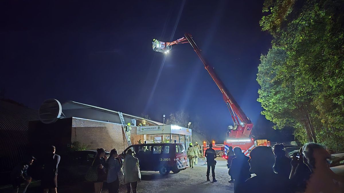 Brandweer rukt uit voor brand in dak tennishal Baarlo