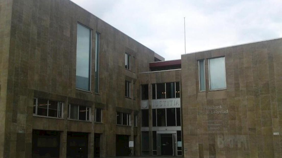 REchtbank stelt zaak uit