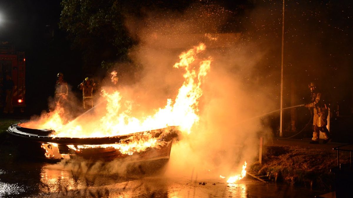Sloep door brand verwoest