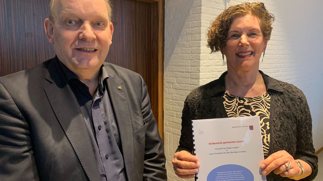 Helma Fokkink en wethouder Harrie Nijhuis presenteerden de kerkenvisie voor Losser