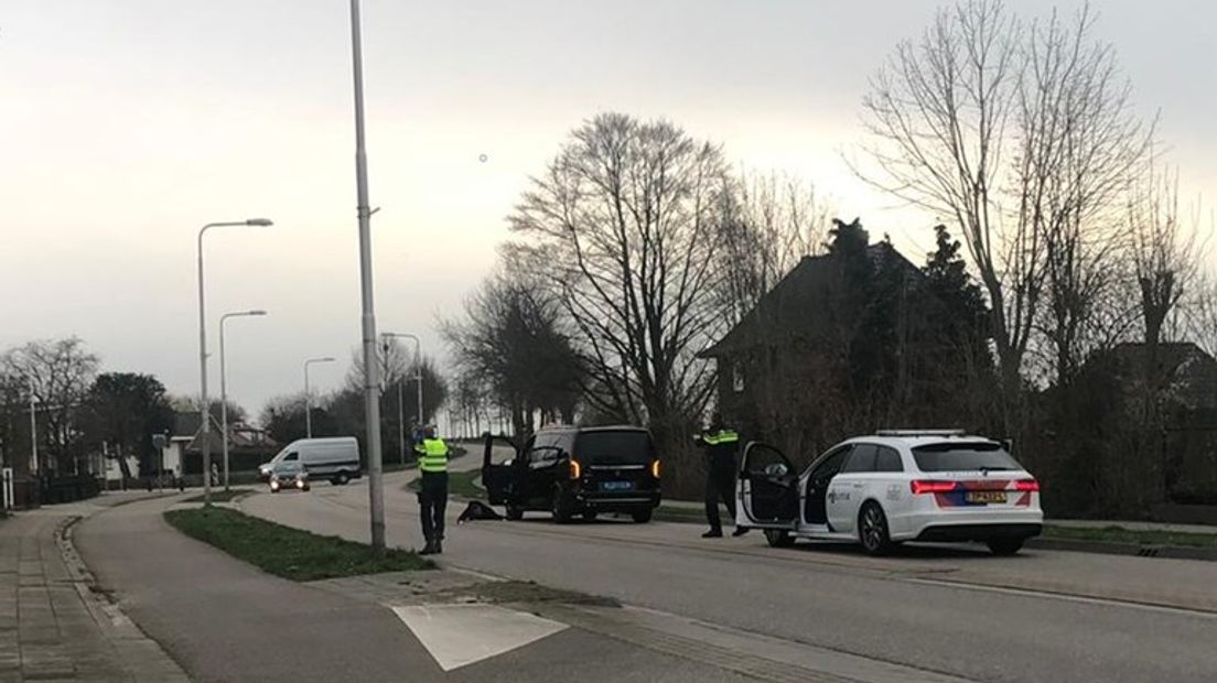 Agenten houden een man onder schot in Ochten.