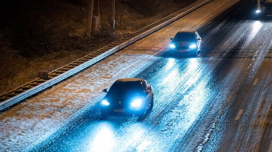 Sneeuw zorgt voor uren vertraging en ongelukken. Sneeuw zorgt voor uren vertraging en ongelukken.