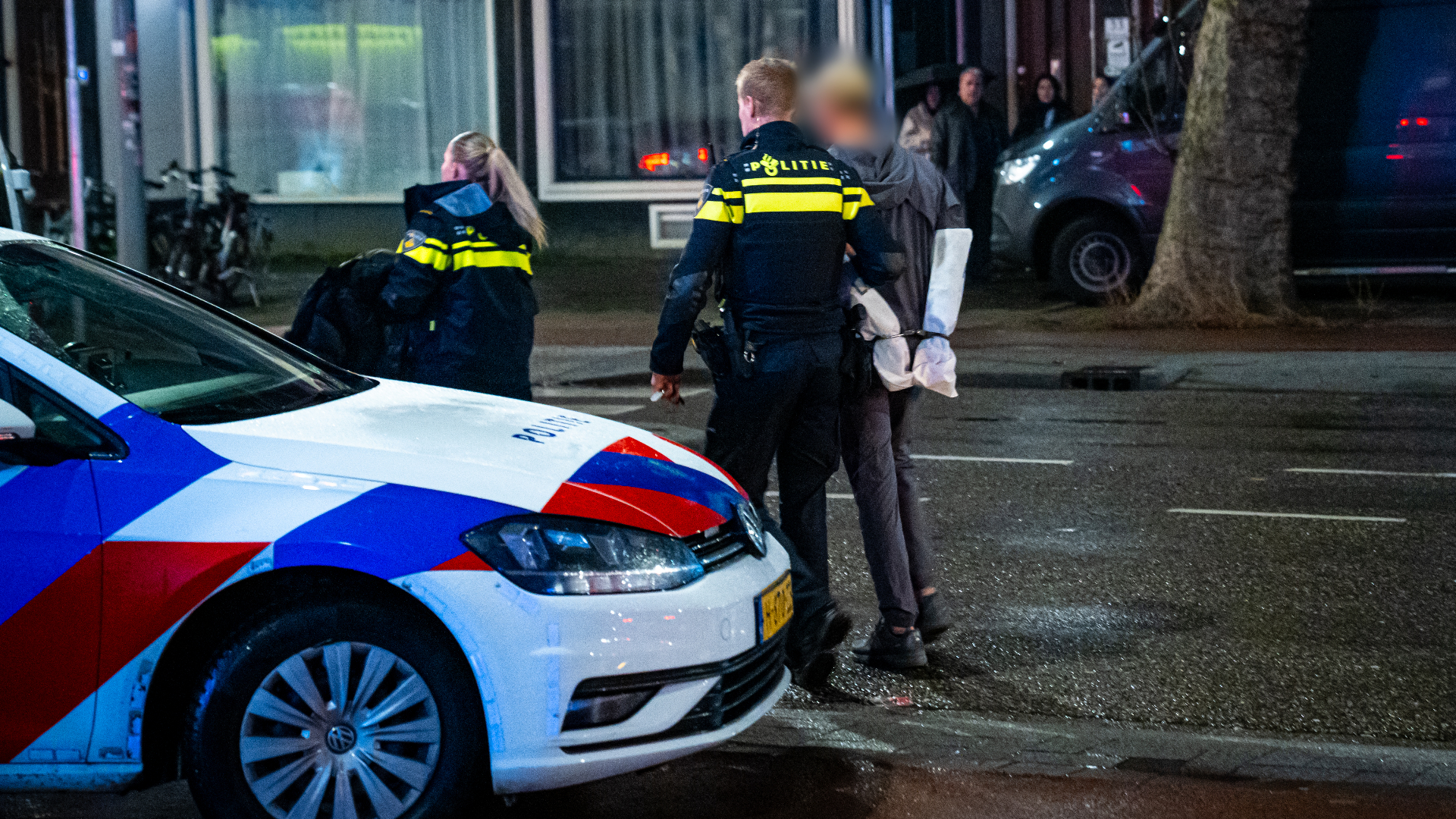 Op beeld is te zien dat de aangehouden personen met zakken om hun handen werden afgevoerd.