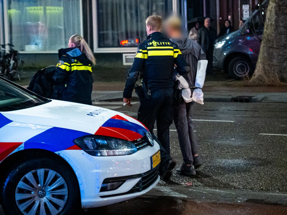 Op beeld is te zien dat de aangehouden personen met zakken om hun handen werden afgevoerd.