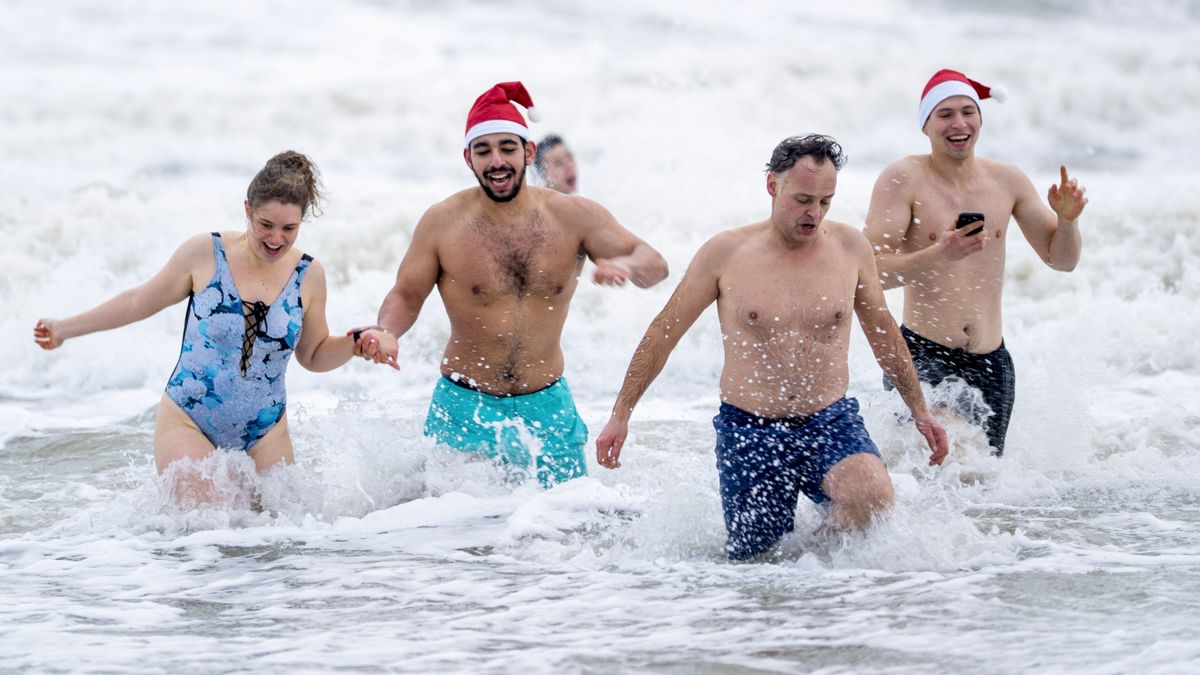 Nieuwjaarsduik afgelast, maar toch druk in Scheveningen: 'Ik ben Hagenees, ik ga het water in'
