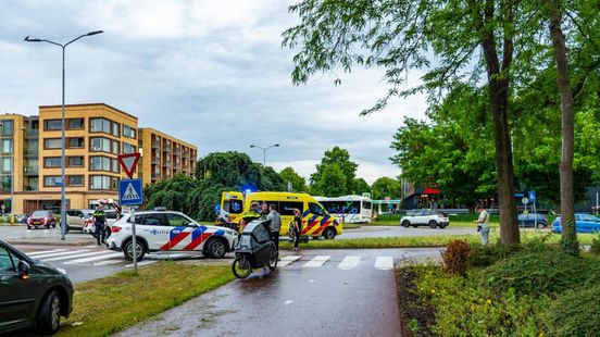Fietser gewond bij aanrijding • automobilist naar het ziekenhuis
