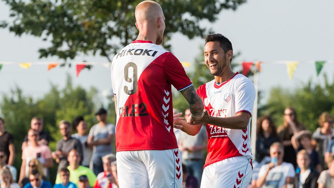 Mark van der Maarel feliciteert Makienok met zijn goal