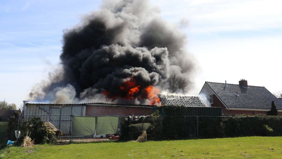 Schuurbrand in Oostwold onder controle, nablussen gaat nog 'een tijdje' duren (update)