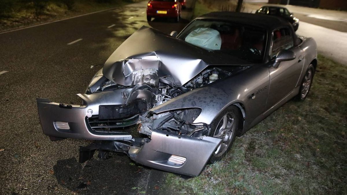 Automobilist knalt tegen boom, aangehouden voor rijden onder invloed