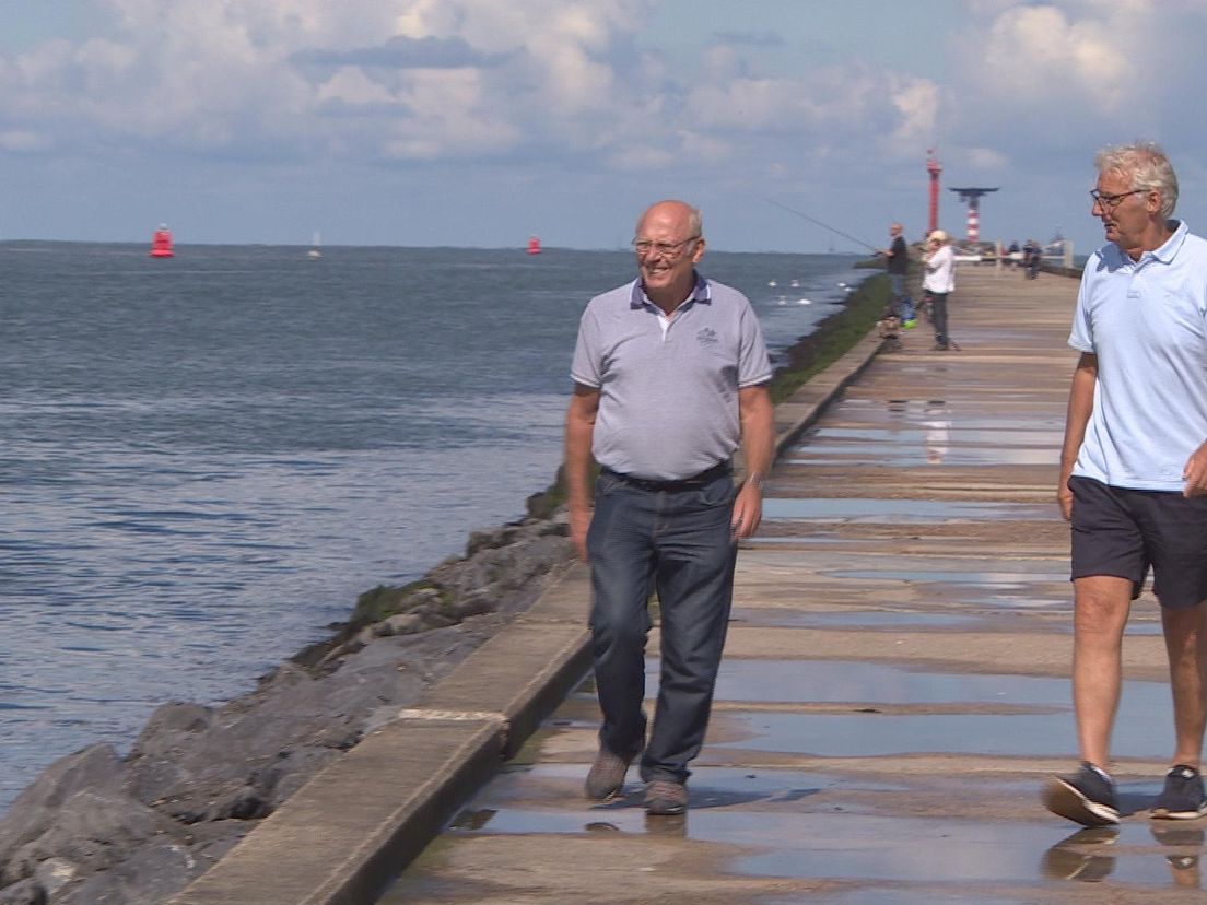 Ron Bongers (l) en Peter Zuiderdorp op de pier van Hoek van Holland
