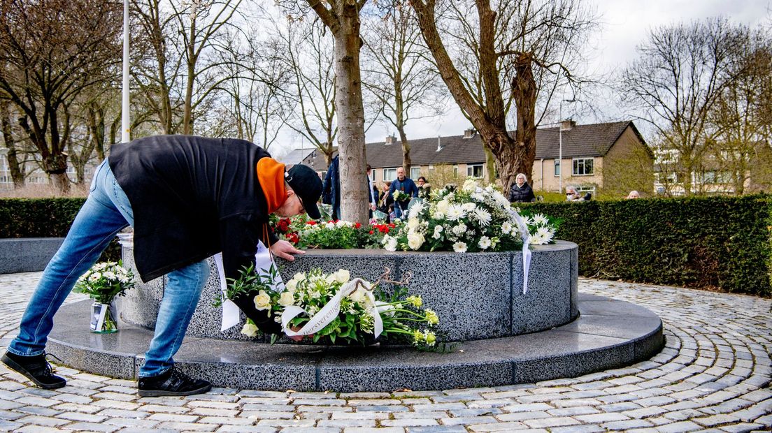 Zo legt deze nabestaande bloemen