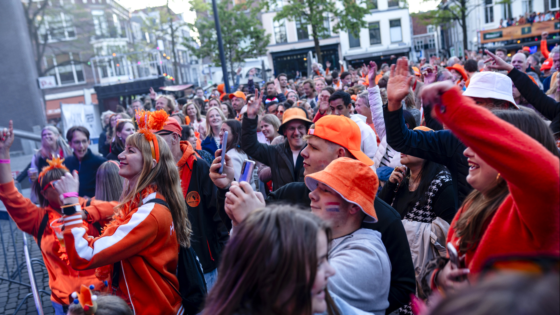 Moet er een Koningsdagfeest komen voor alleen minderjarigen?
