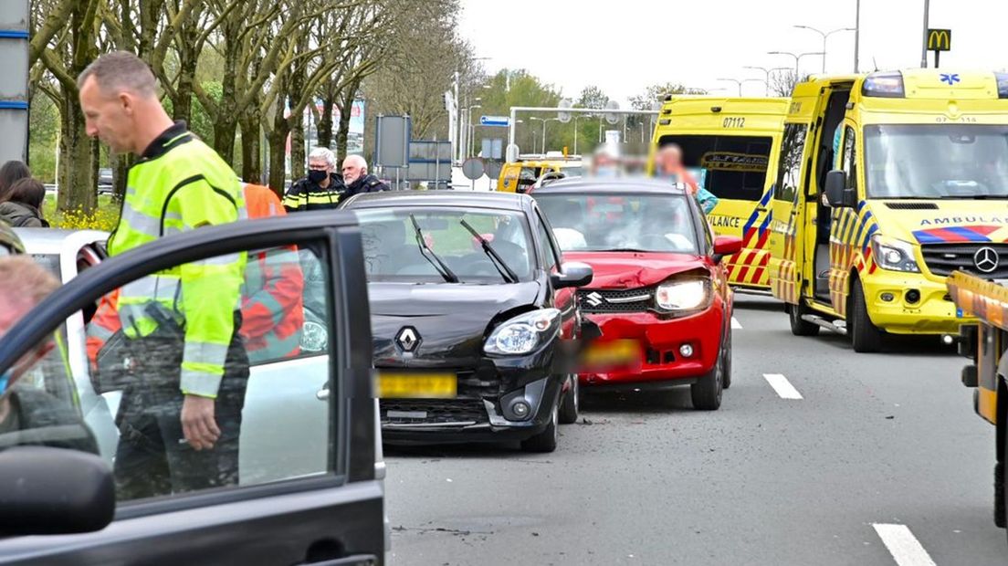 Vier auto's knallen op elkaar in Arnhem