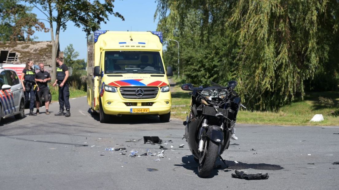 Politie en ambulance zijn ter plaatse bij het ongeval in Wirdum