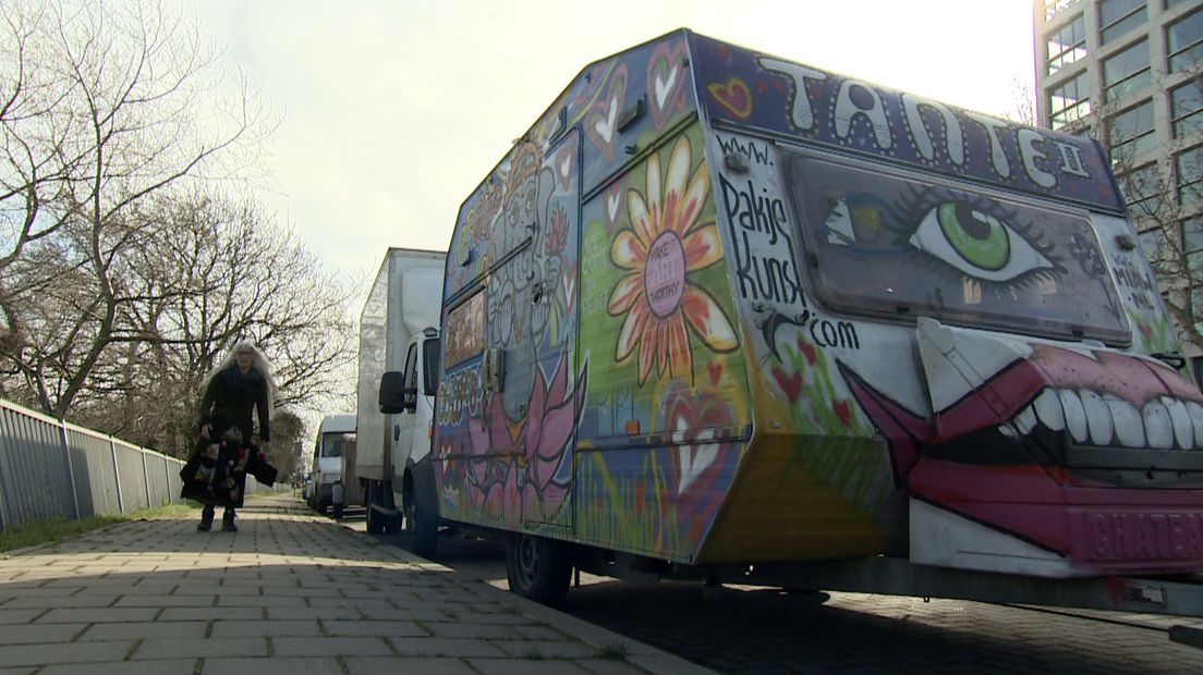 Geparkeerde caravans en campers op de Houtrustweg