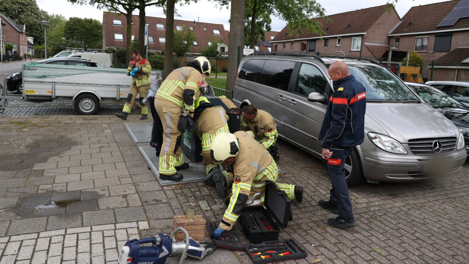 Man vast met hand in container in Leerdam, brandweer schiet te hulp