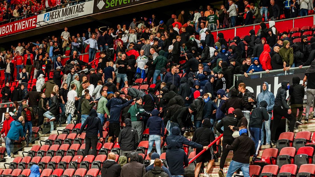 Massale vechtpartij op de tribune na FC Twente - Hammarby
