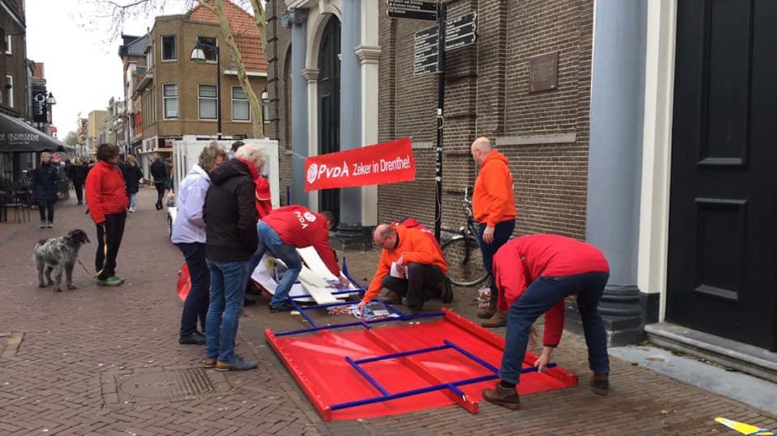 In Meppel stortte een verkiezingskraampje in (Rechten: Andries Ophof)