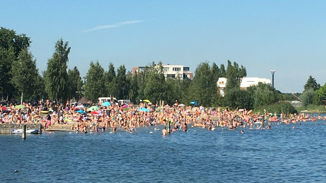 Veel mensen zoeken woensdagmiddag verkoeling bij de Rietplas in Houten.