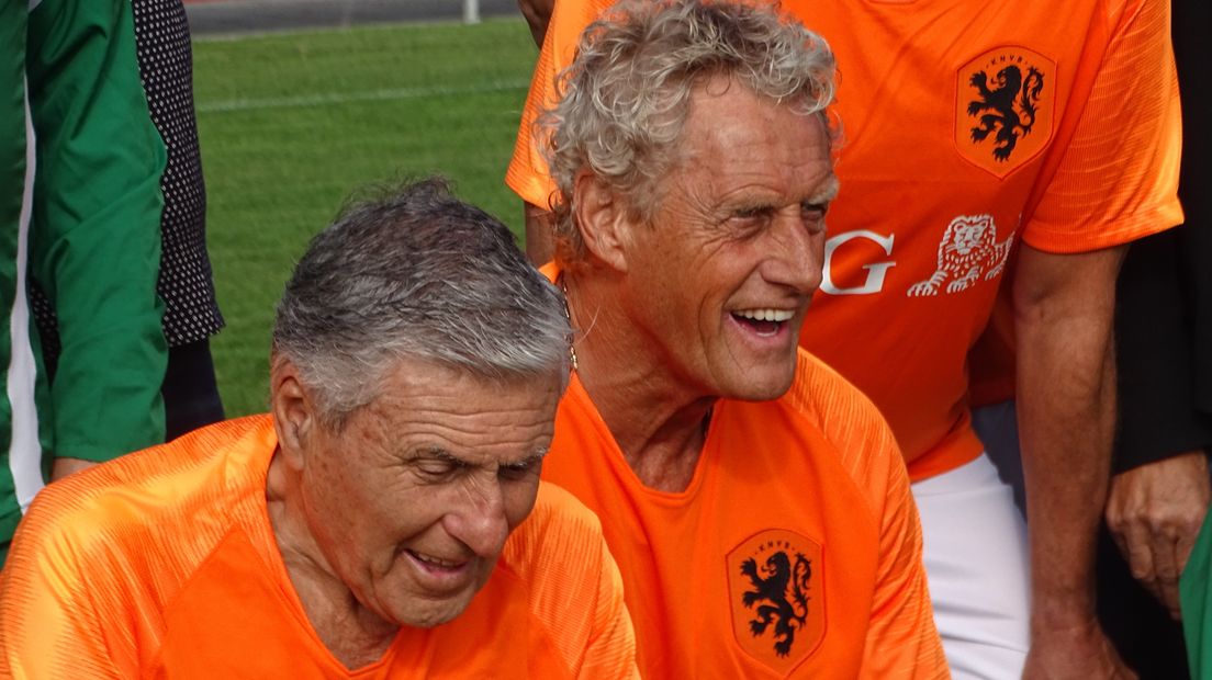 Onder andere voormalig profvoetballers Sjaak Swart en Kees Kist voetbalden mee.