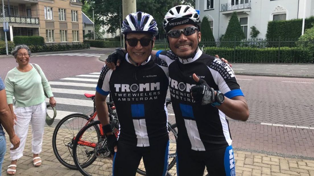 Anis de Fretes (l) en Stanley Ferdinandus (r) fietsen van Groningen naar Parijs (Rechten: Ineke Kemper/RTV Drenthe)
