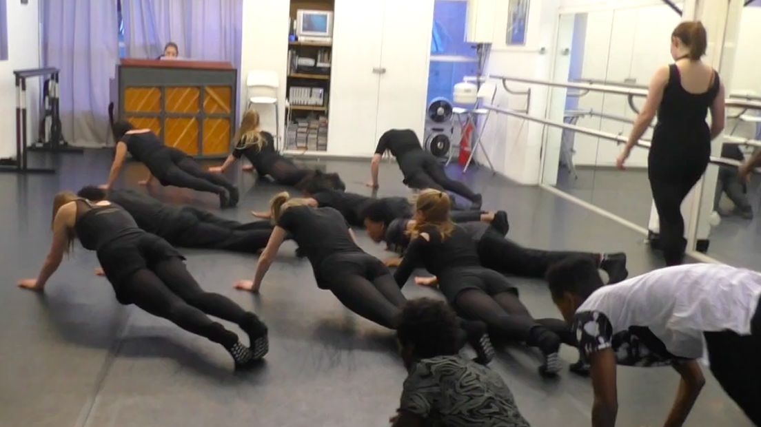 Vluchtelingen oefenen samen met leerlingen van Balletstudio Sharon Kleinegris voor de voorstelling