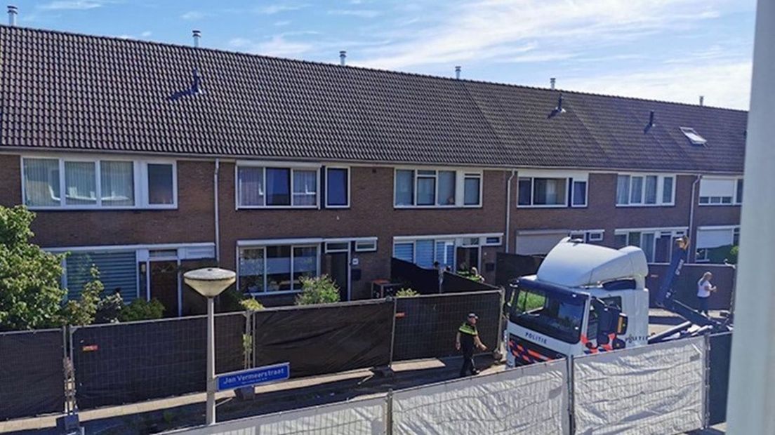 Sporenonderzoek rond de woning aan de Vermeerstraat in Haaksbergen, waar baby Ivo om het leven kwam.