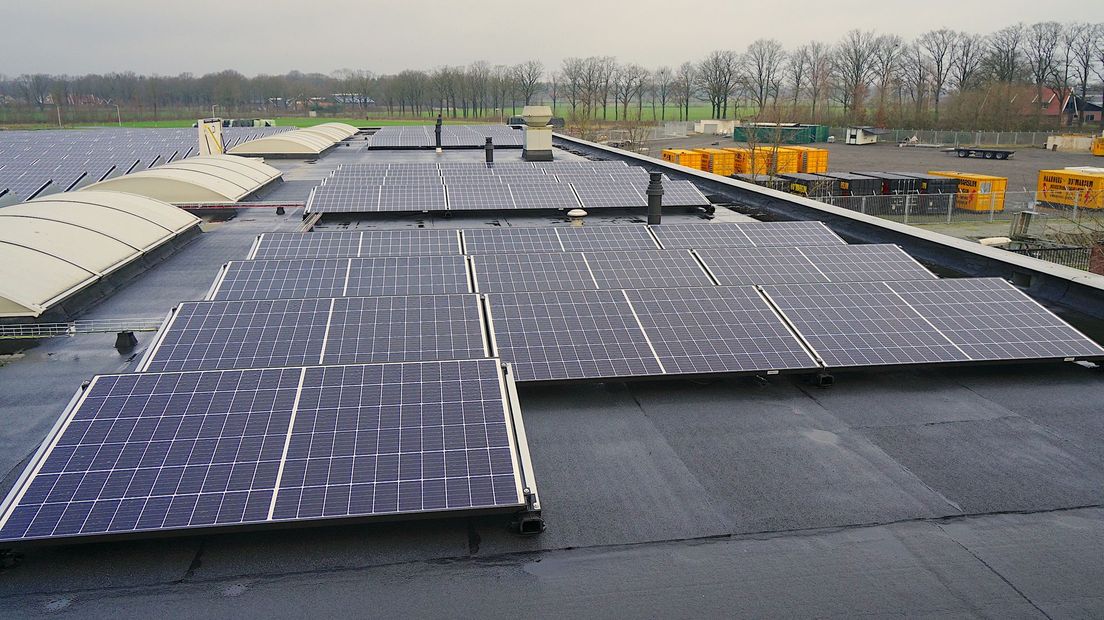 Zonnepanelen op dak van gemeentewerf Ootmarsum