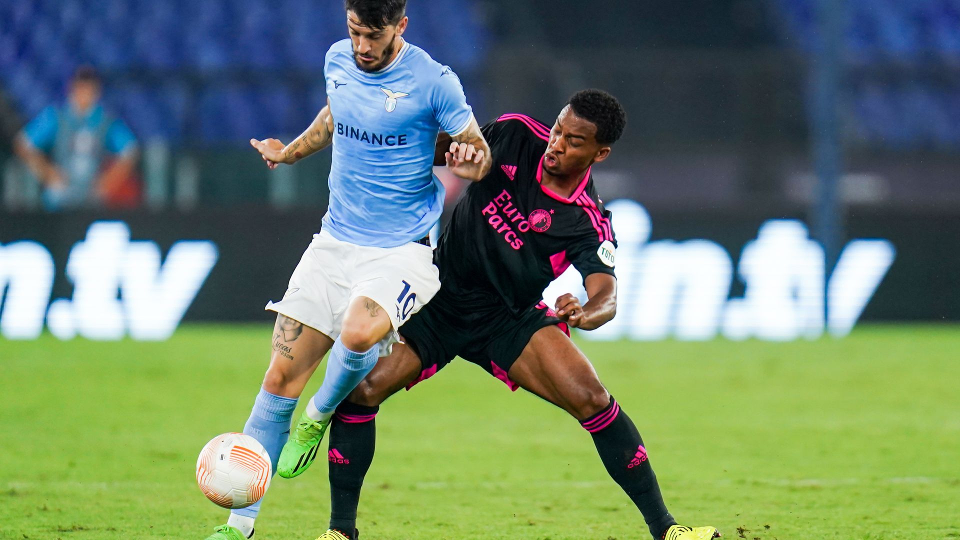 Quinten Timber in duel met Luis Alberto van Lazio