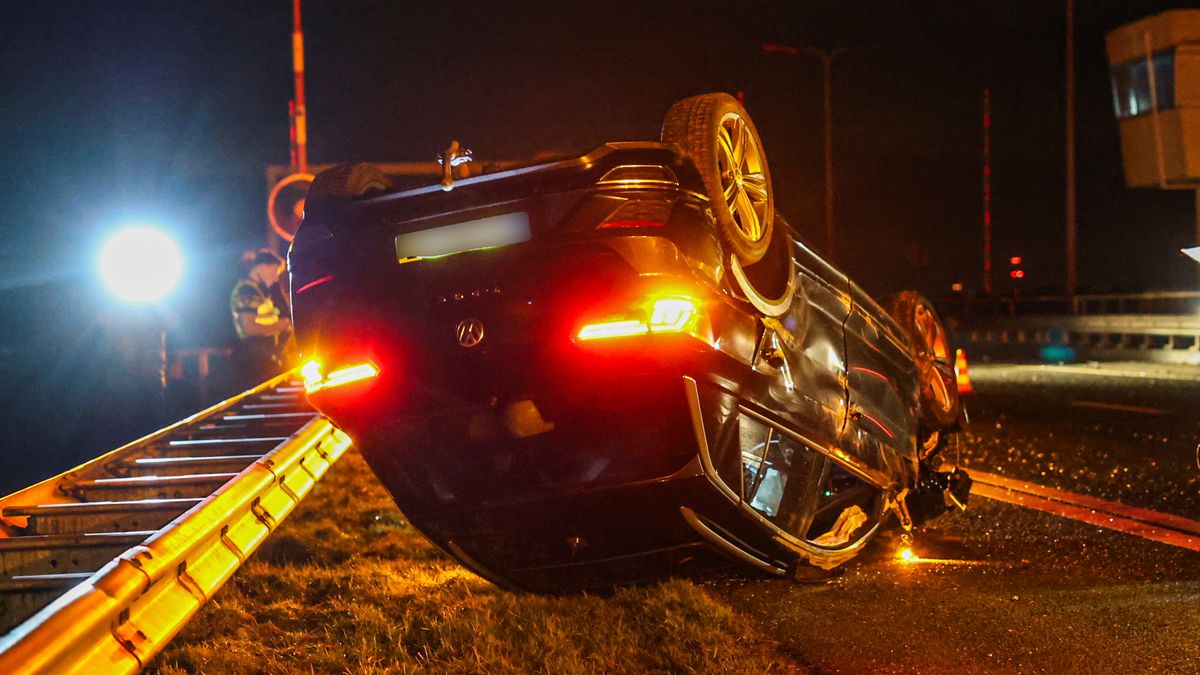 Auto belandt op z'n kop op vangrail naast A6