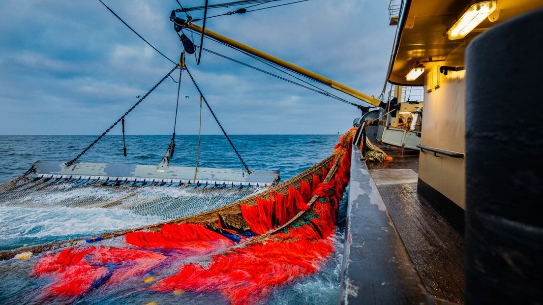 Pulsvissers aan het werk op de Noordzee.