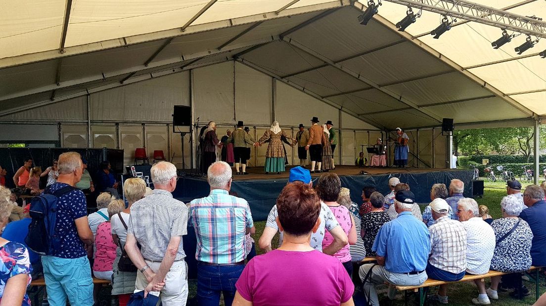 Nederlandse folklore tijdens SIVO-Festival (Rechten: Jasmijn Wijnbergen/RTV Drenthe)