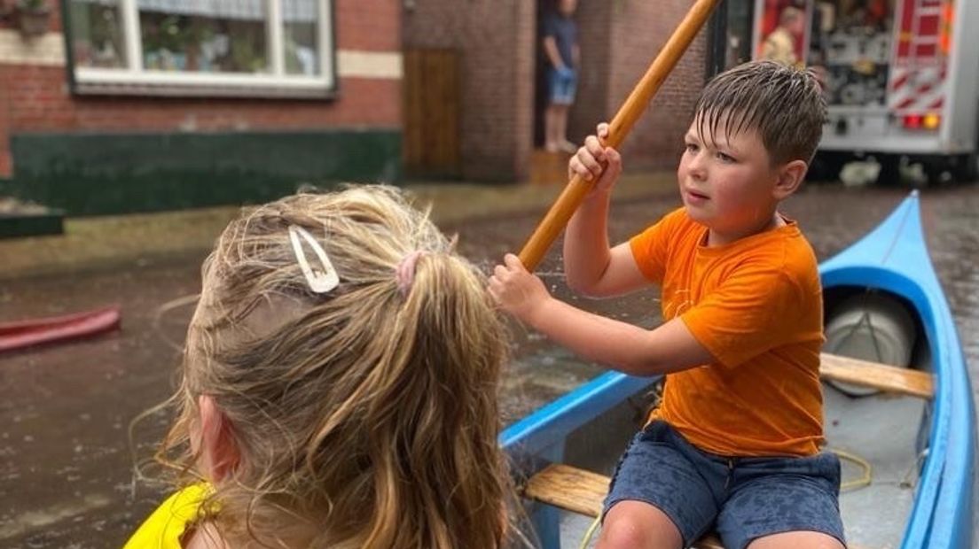 Resulteerde het noodweer in Groenlo zondag in waterpret of overlast? Voor De 7-jarige Aaron en zijn zusje Serah (4) was de keuze snel gemaakt: waterpret. Ze waren bij oma op visite en zullen dat bezoek niet snel vergeten. Nadat de de stortregen de straten deed onderlopen, gingen ze per kano de buurt door.