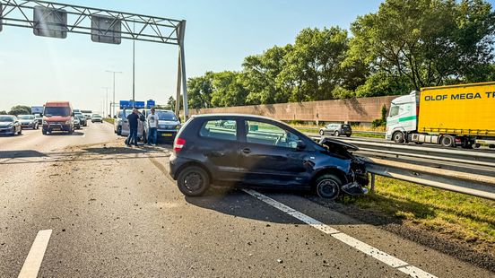 Man beledigt en bespuugt NS-beveiligers | Ongeluk op A12 bij De Meern. Man beledigt en bespuugt NS-beveiligers | Ongeluk op A12 bij De Meern.