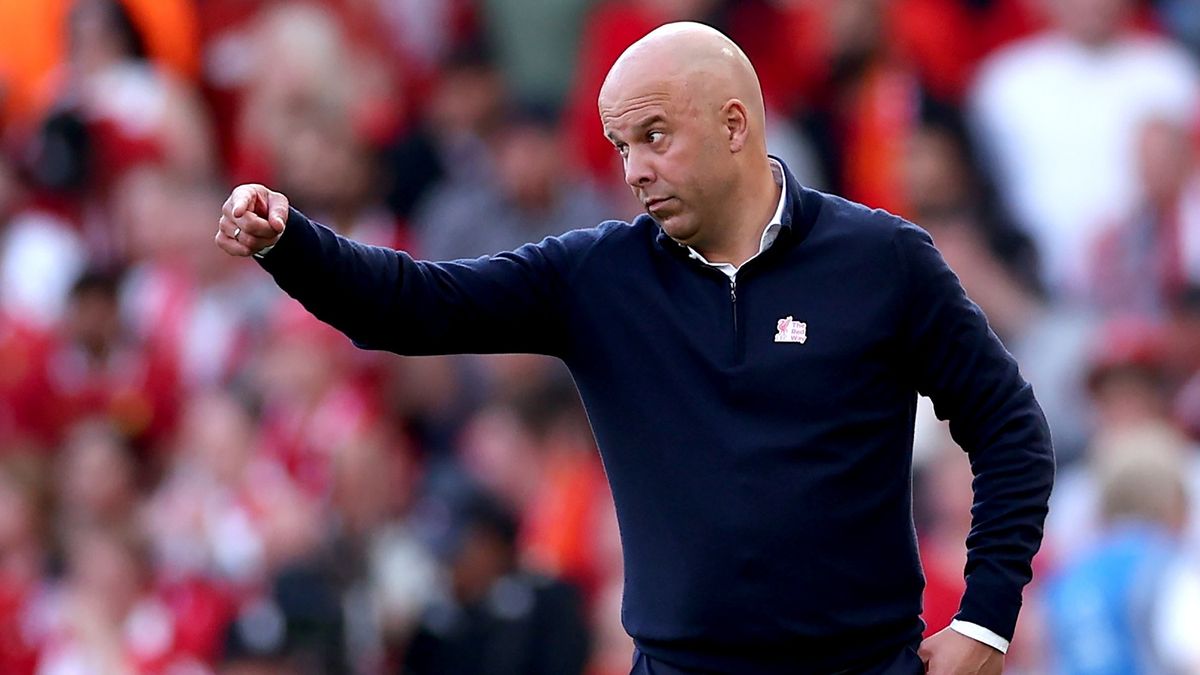 Arne Slot schrijft geschiedenis en wint met Liverpool Premier League na ruime zege op Spurs