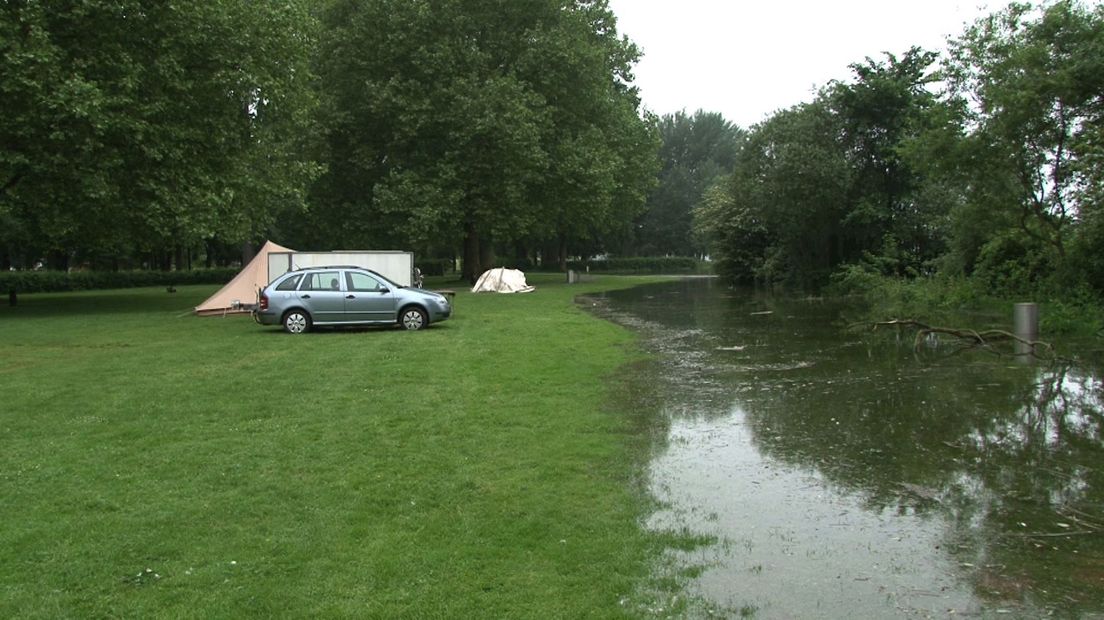 Hoogwater op camping De Worp in Deventer