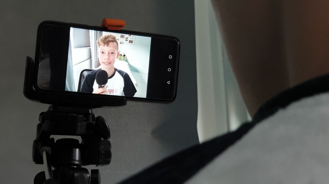 Met zijn mobieltje filmt Bram zijn serie over autisme (Rechten: RTV Drenthe/Dylan de Lange)