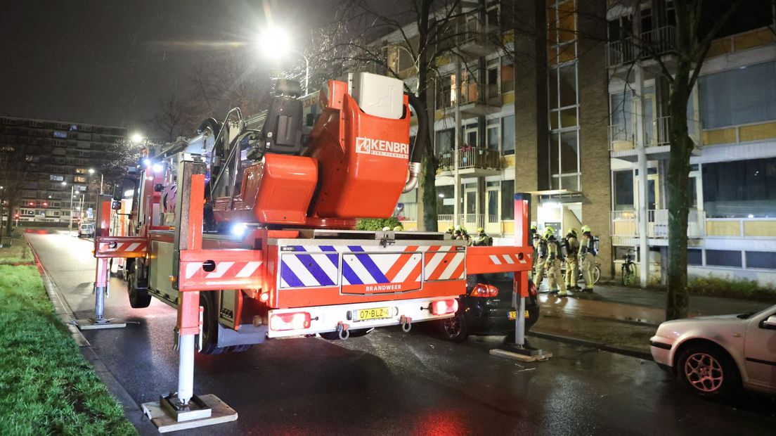 Bij de brand in de portiekflat waren meerdere brandweereenheden aanwezig