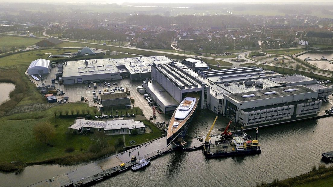 Van bovenaf is goed te zien hoe groot het jacht is