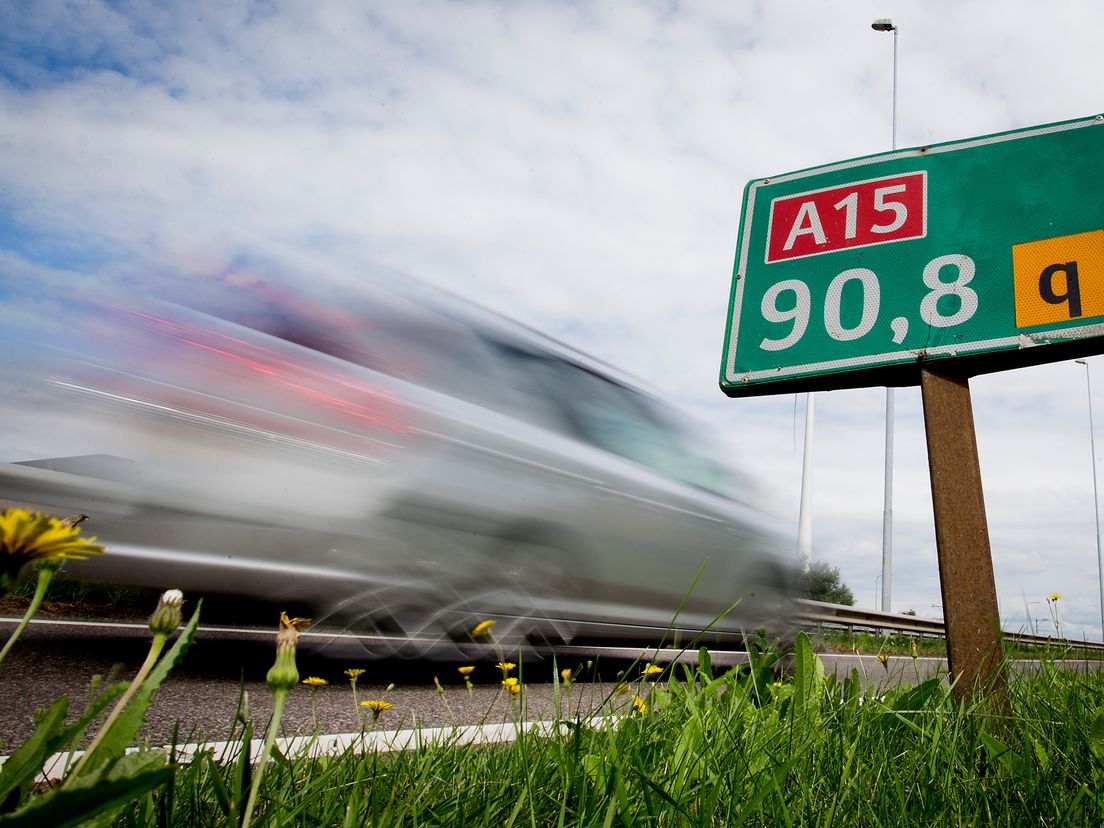 Op de A15 bij Gorinchem staat een auto in brand.