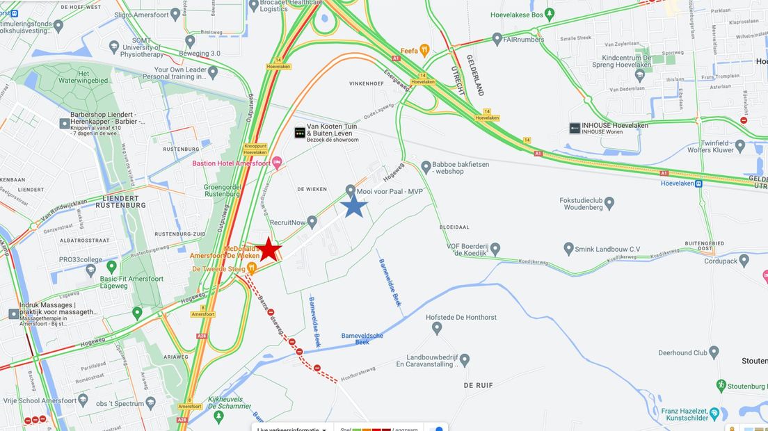 Overzichtskaart met afgesloten Barneveldseweg, het bord met omleiding (bij rode ster) en de bussluis (bij de blauwe ster). De Energieweg loopt ten noorden van de sterren.