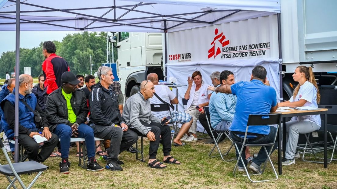 Mensen wachten bij Ter Apel op hun beurt bij Artsen zonder Grenzen