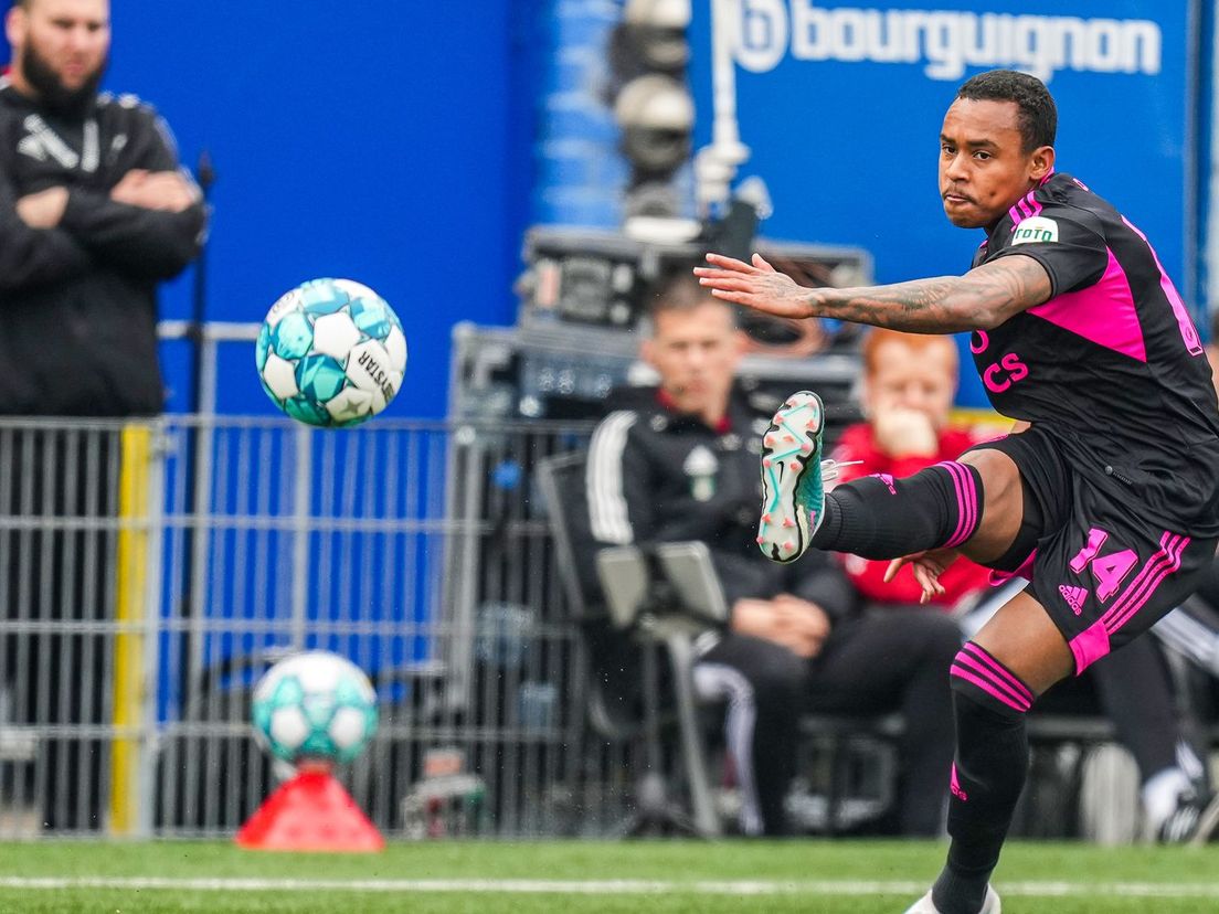 Igor Paixao in actie tegen SC Cambuur