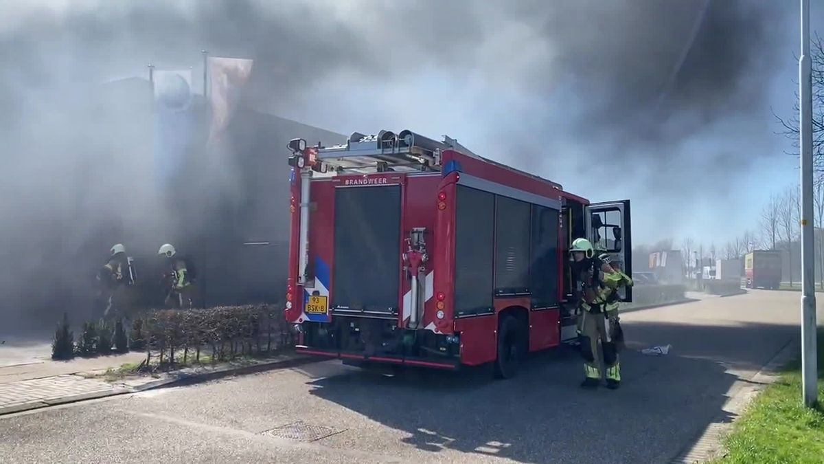 Uitslaande industriebrand in Hengelo