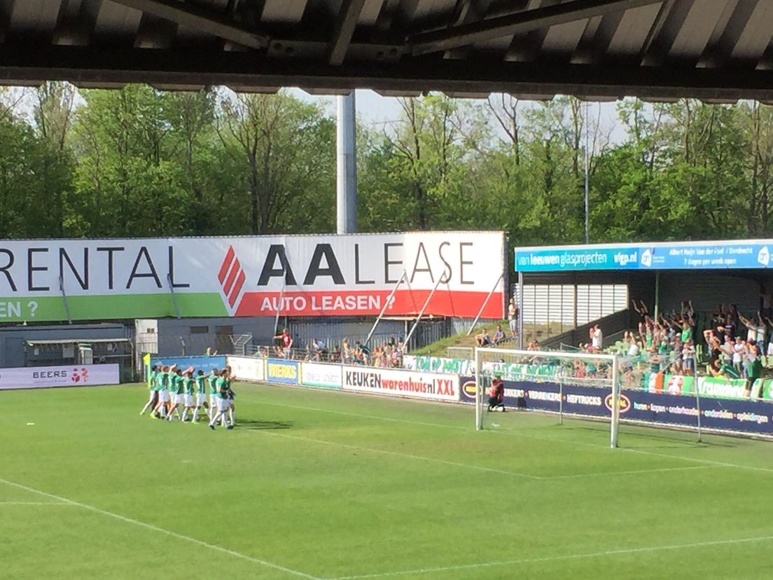 FC Dordrecht viert feest na de 3-2 tegen Almere City