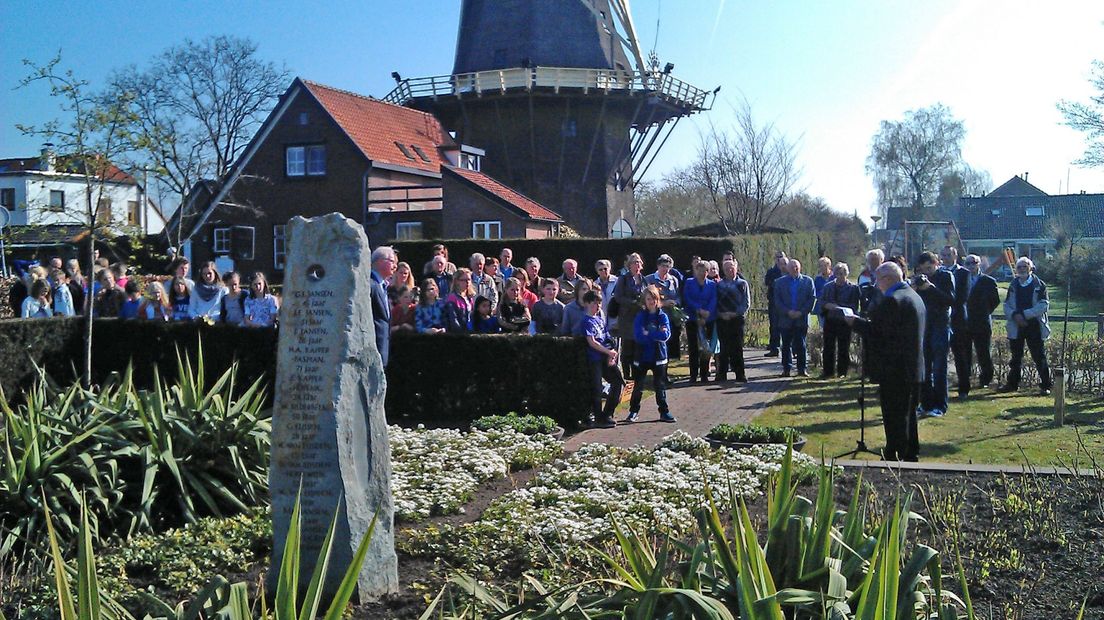 Kinderen van de Adriaan van den Endeschool in Warnsveld hebben woensdag met nabestaanden de twaalf inwoners herdacht die 28 maart 1945 omkwamen door een V1-bom.De vliegende bom van de Duitsers sloeg 's avonds laat op de Molenbult neer.