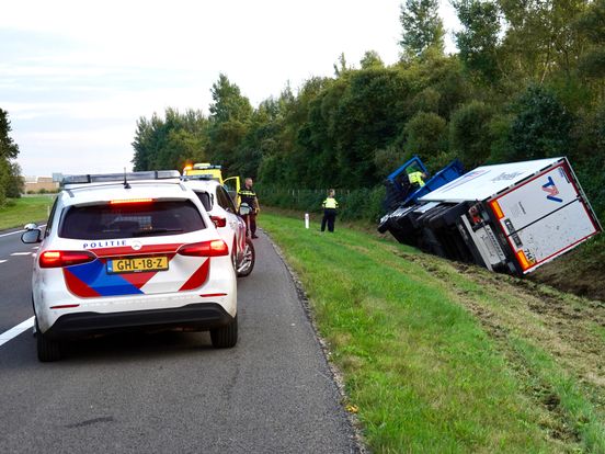 A28 bij Assen dicht nadat vrachtwagen kantelt