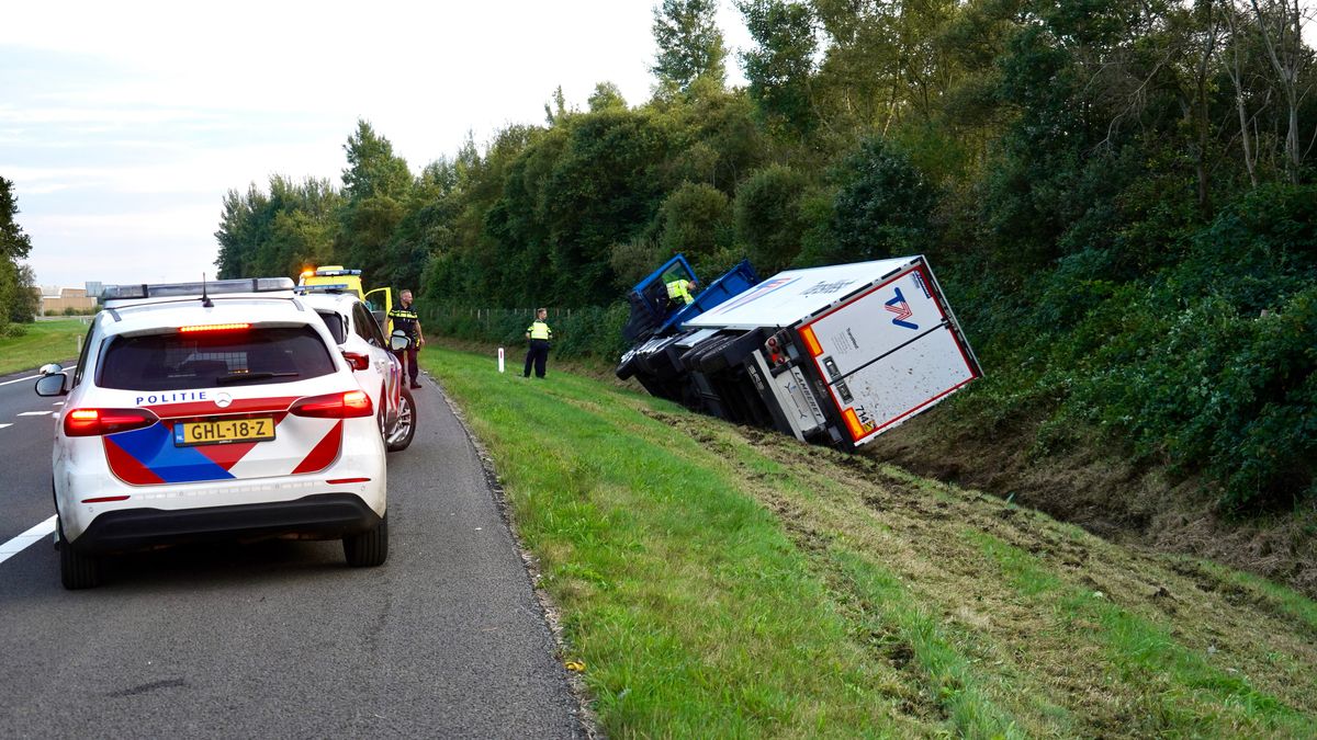 A28 bij Assen dicht nadat vrachtwagen kantelt