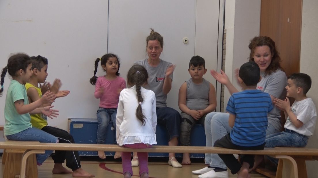 De kinderen van de Hugo de Grootschool tijdens een TeamUp-les - foto Omroep Gelderland